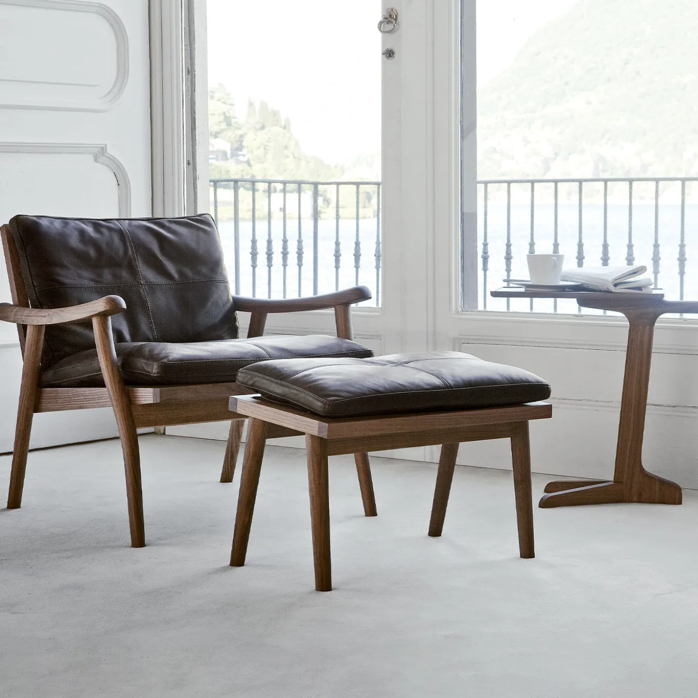 1000 Fast Brown Leather Lounge Chair with Walnut Frame