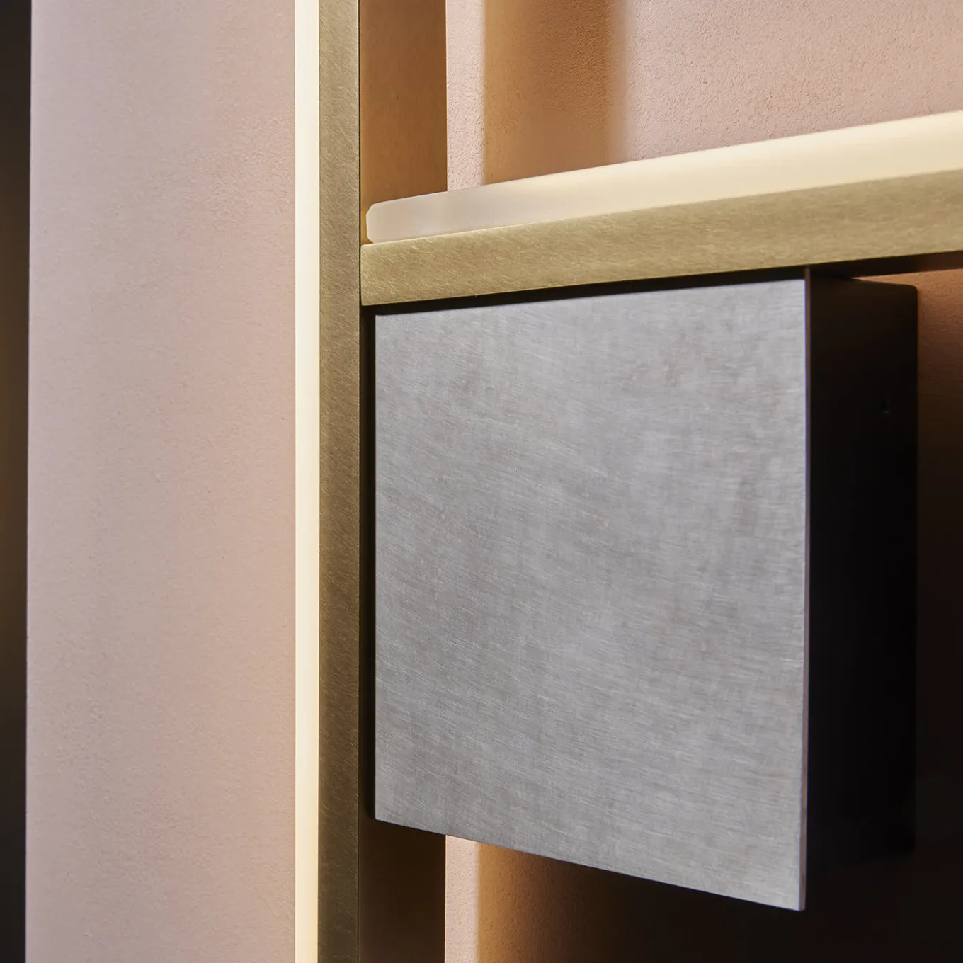 Almost Essence Brass Wall Lamp