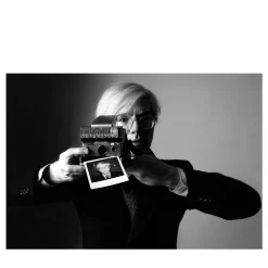 Andy Warhol con Polaroid 1975 Photograph