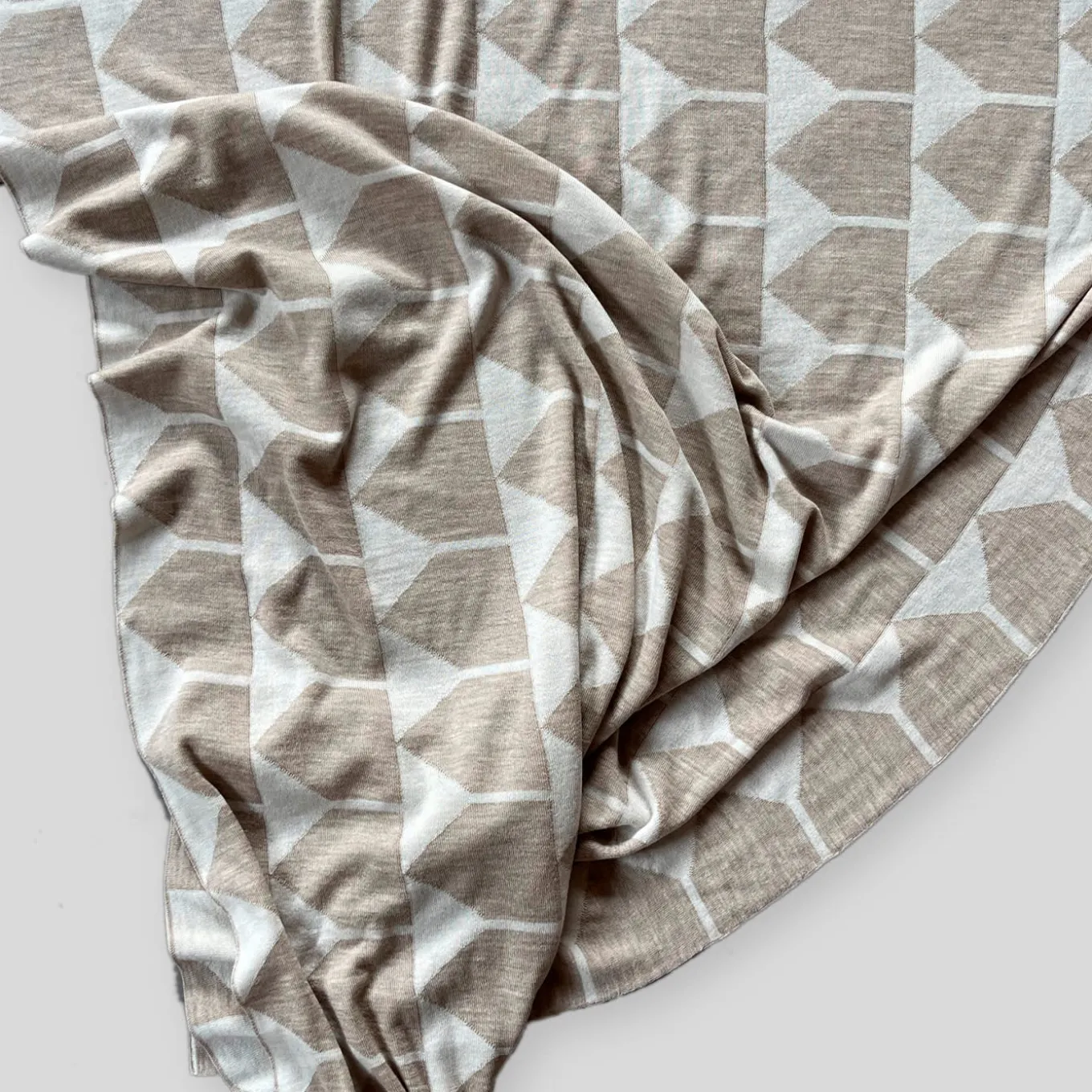 Archetipo Taupe/White Blanket by Makeyourhome + Walter Terruso