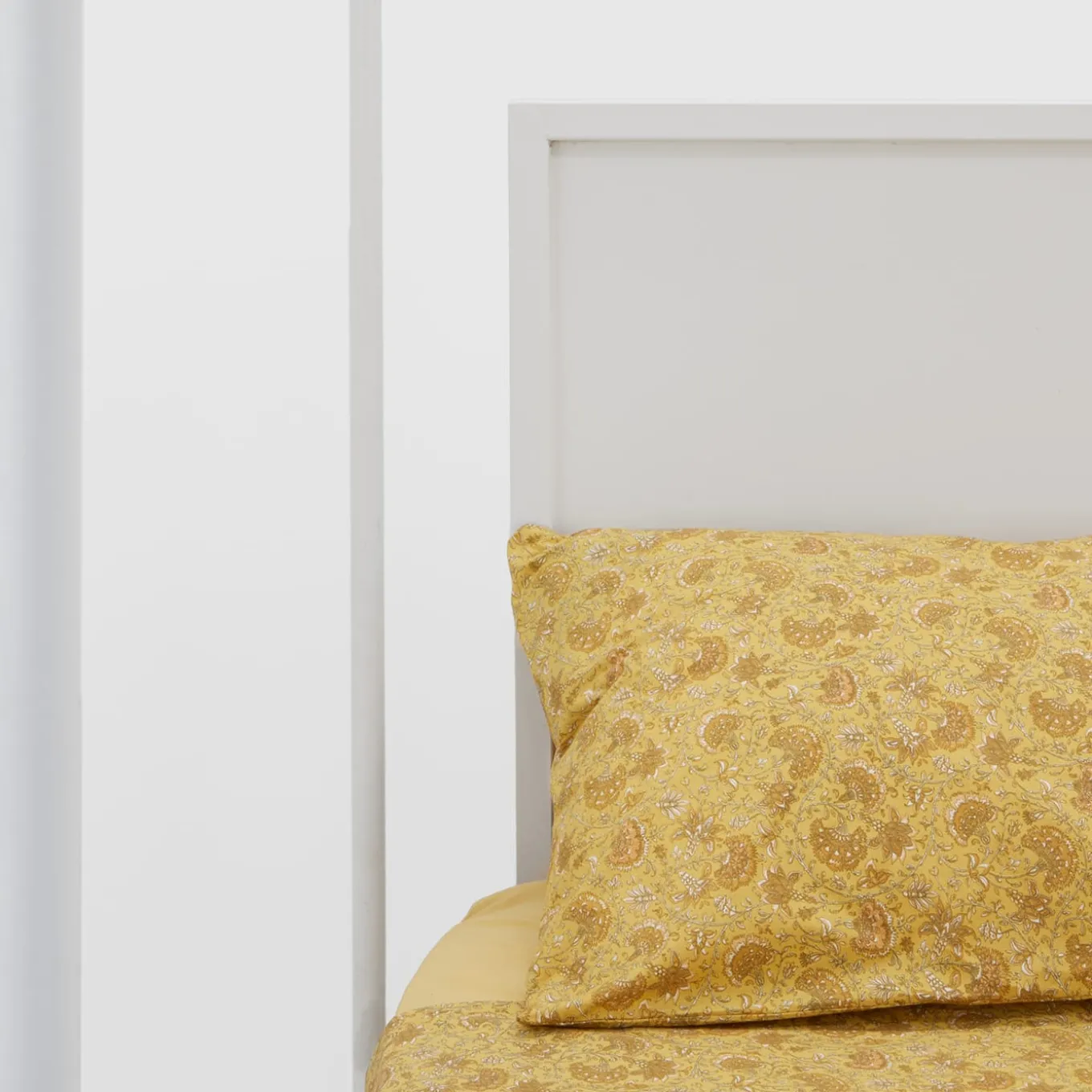 Corte White Iron Canopy Double Bed