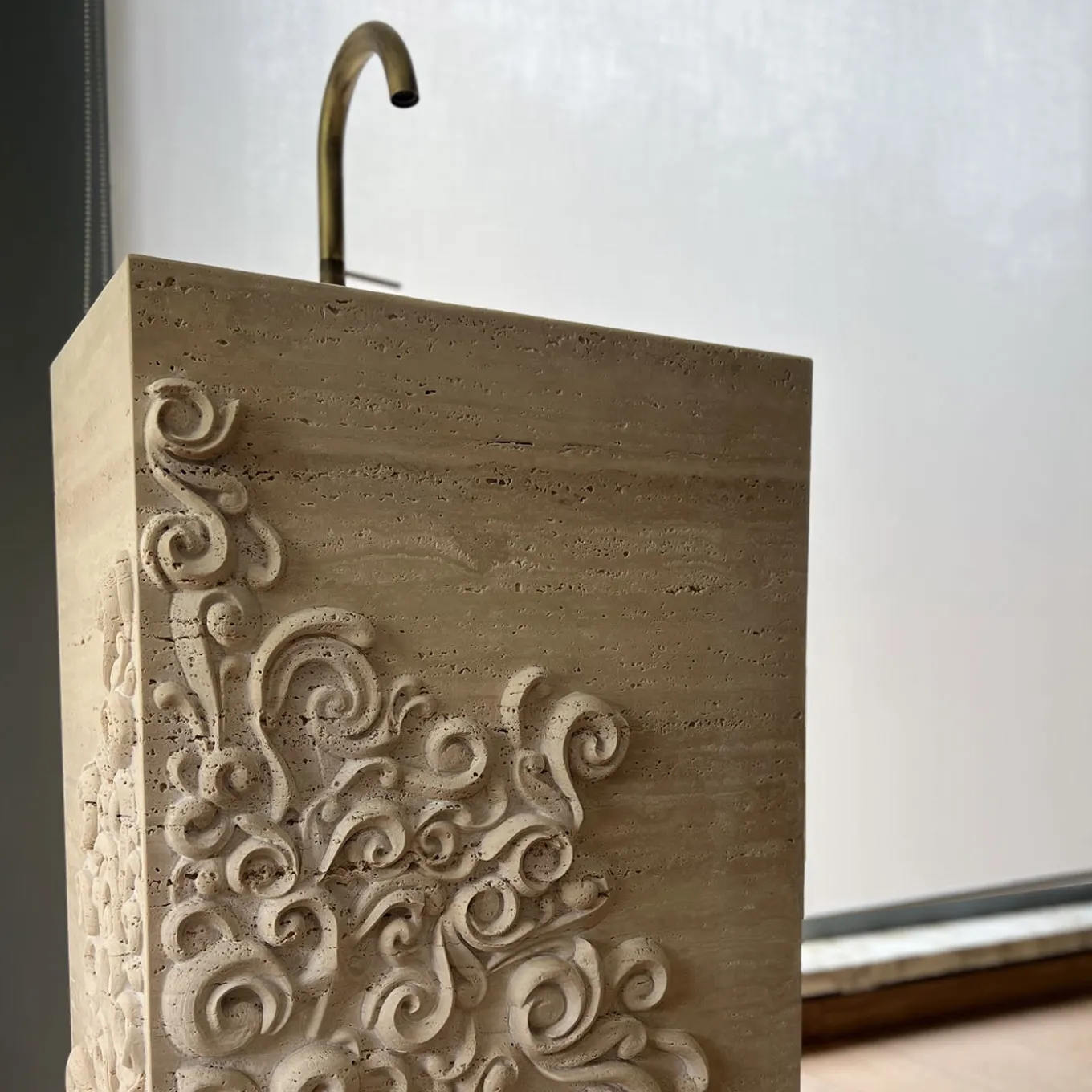 Dame Freestanding Washbasin in Travertino Paglierino