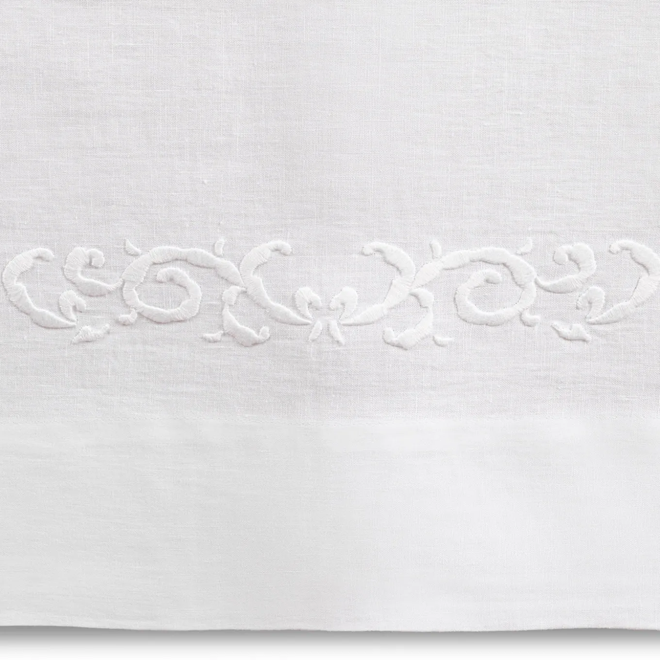 Decoro Embroidered White Tablecloth