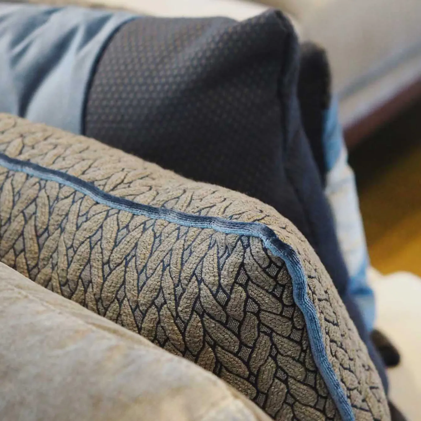 Dove Carrè Cushion in Tricot Jacquard Fabric