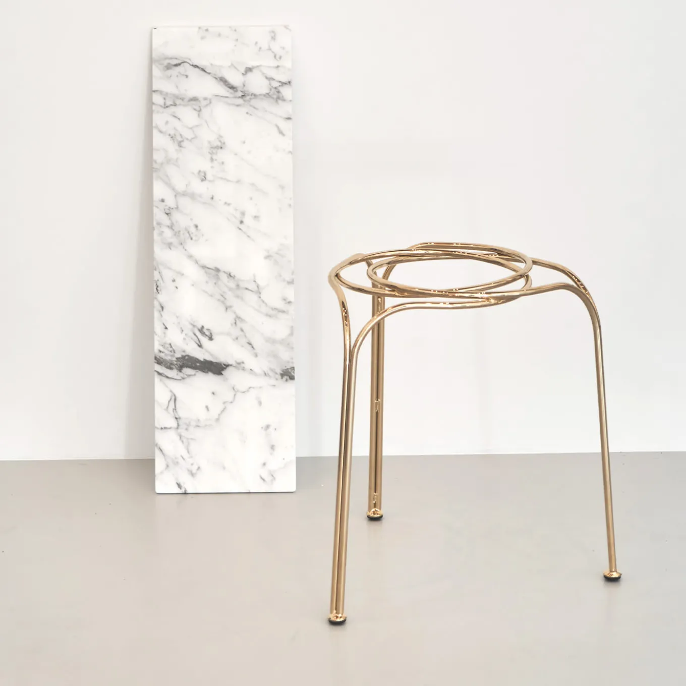 FLOW SCULPTURAL GOLD STOOL