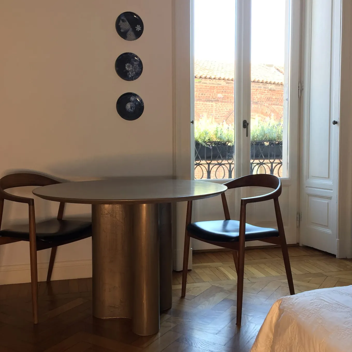 Giorgia Liquid Bronze Round Table