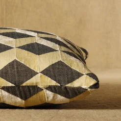 Ingannevole Rectangular Cushion