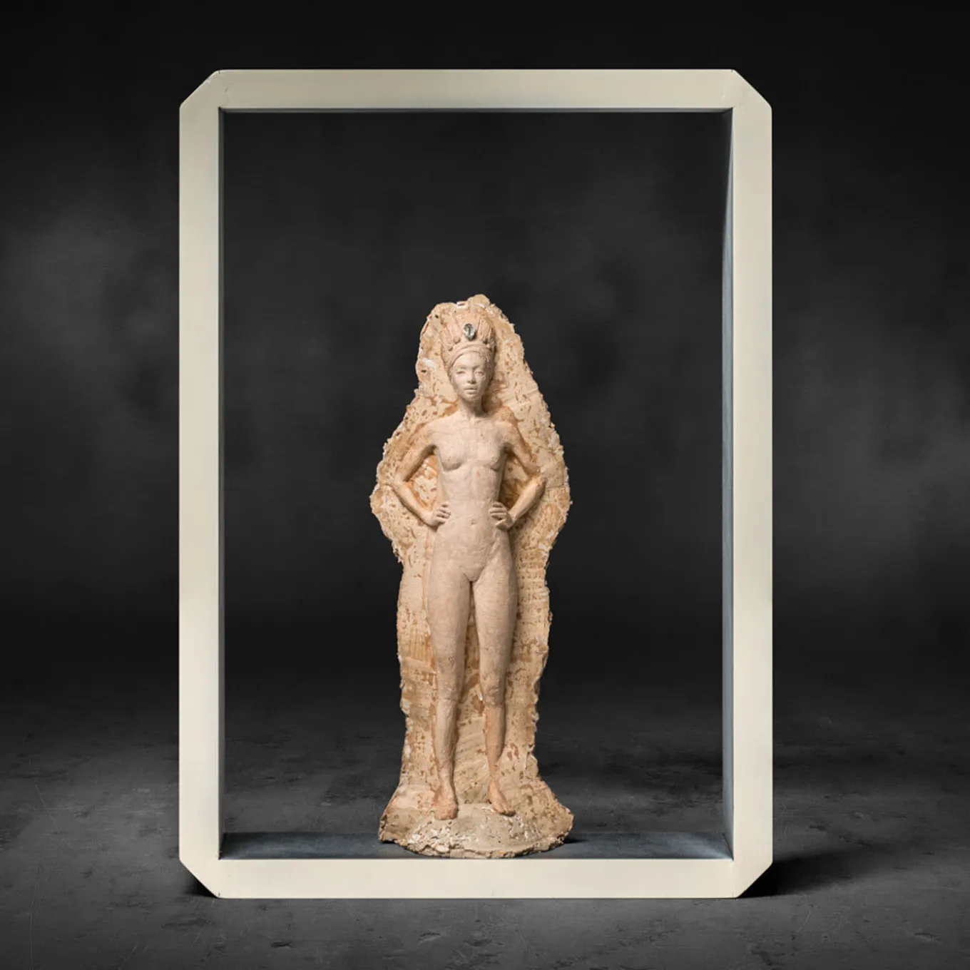 L'altare de "La Papessa" White - Resin & Rice Husk Sculpture