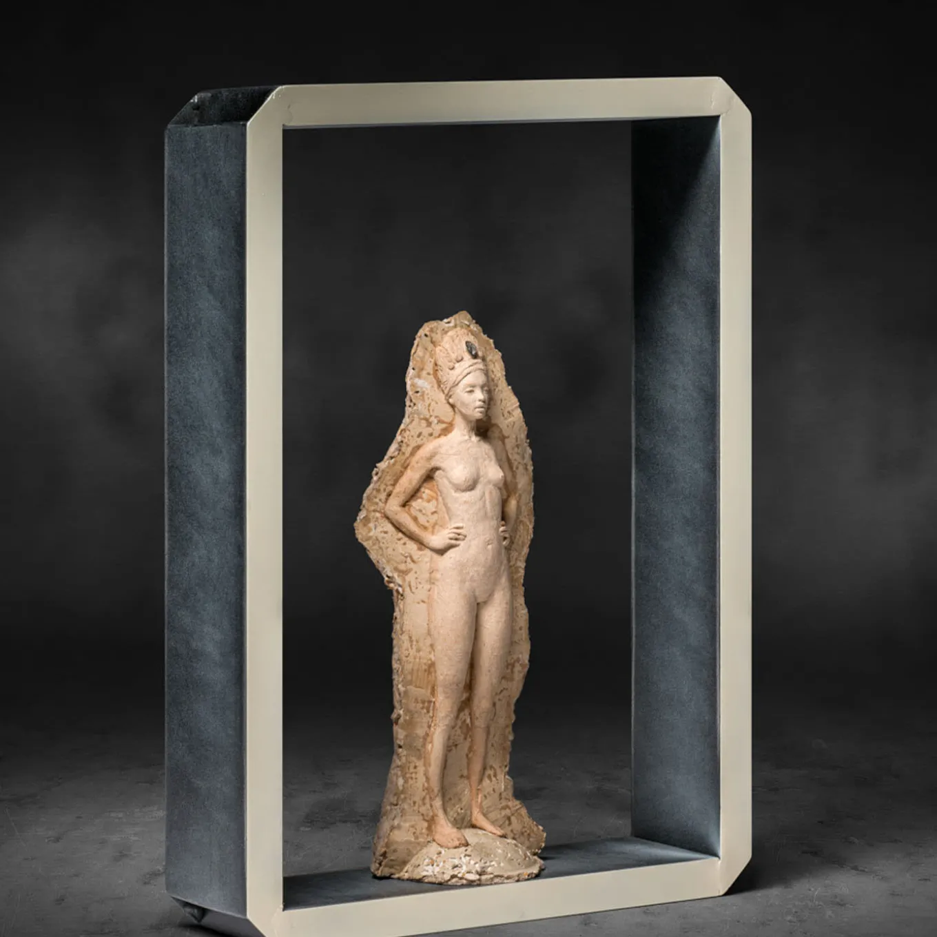 L'altare de "La Papessa" White - Resin & Rice Husk Sculpture