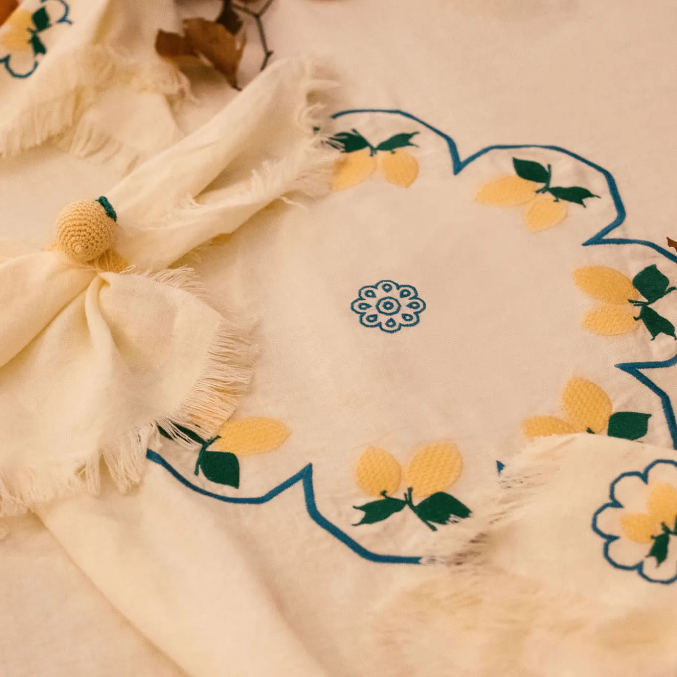 Limoni Multicolor Set of 2 Flower-Shaped White Service Placemats