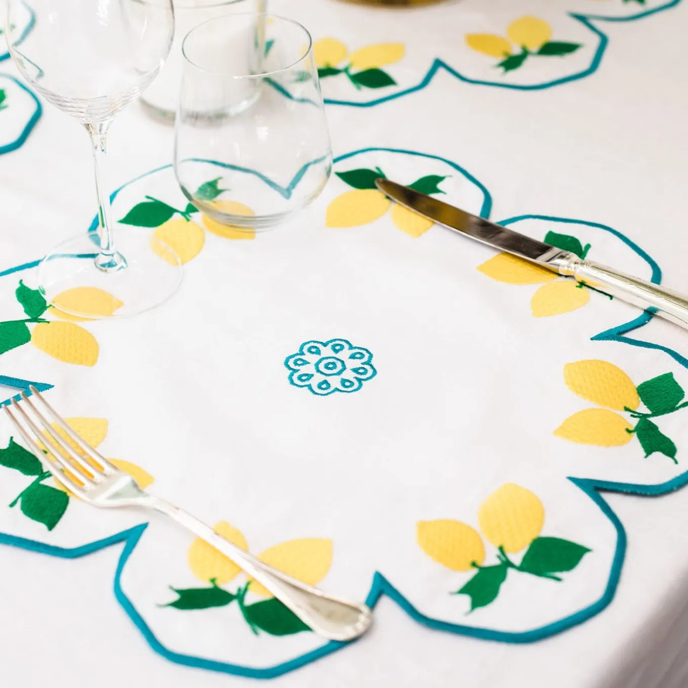 Limoni Multicolor Set of 2 Flower-Shaped White Service Placemats