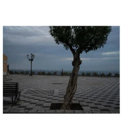 L'Isola SIM_COV_01902-1-3 Photograph