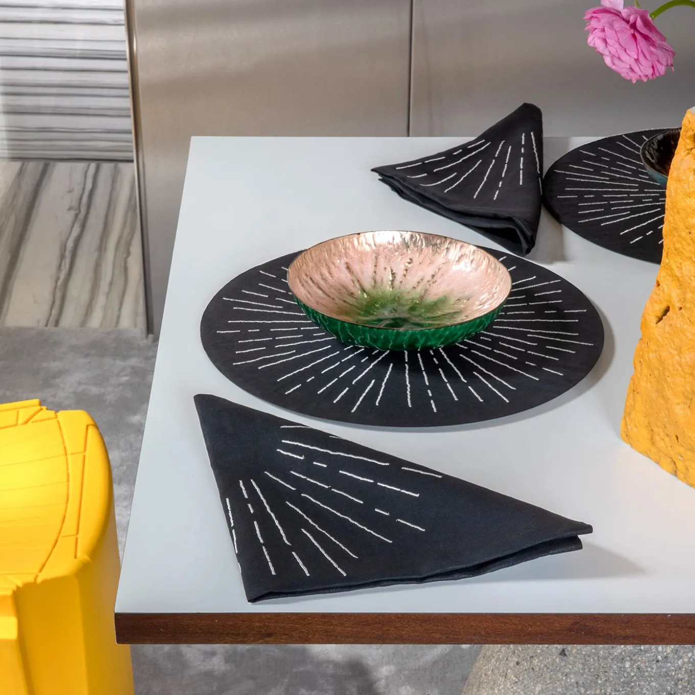 LUCE Set of Round Black & Platinum Placemat and Napkin