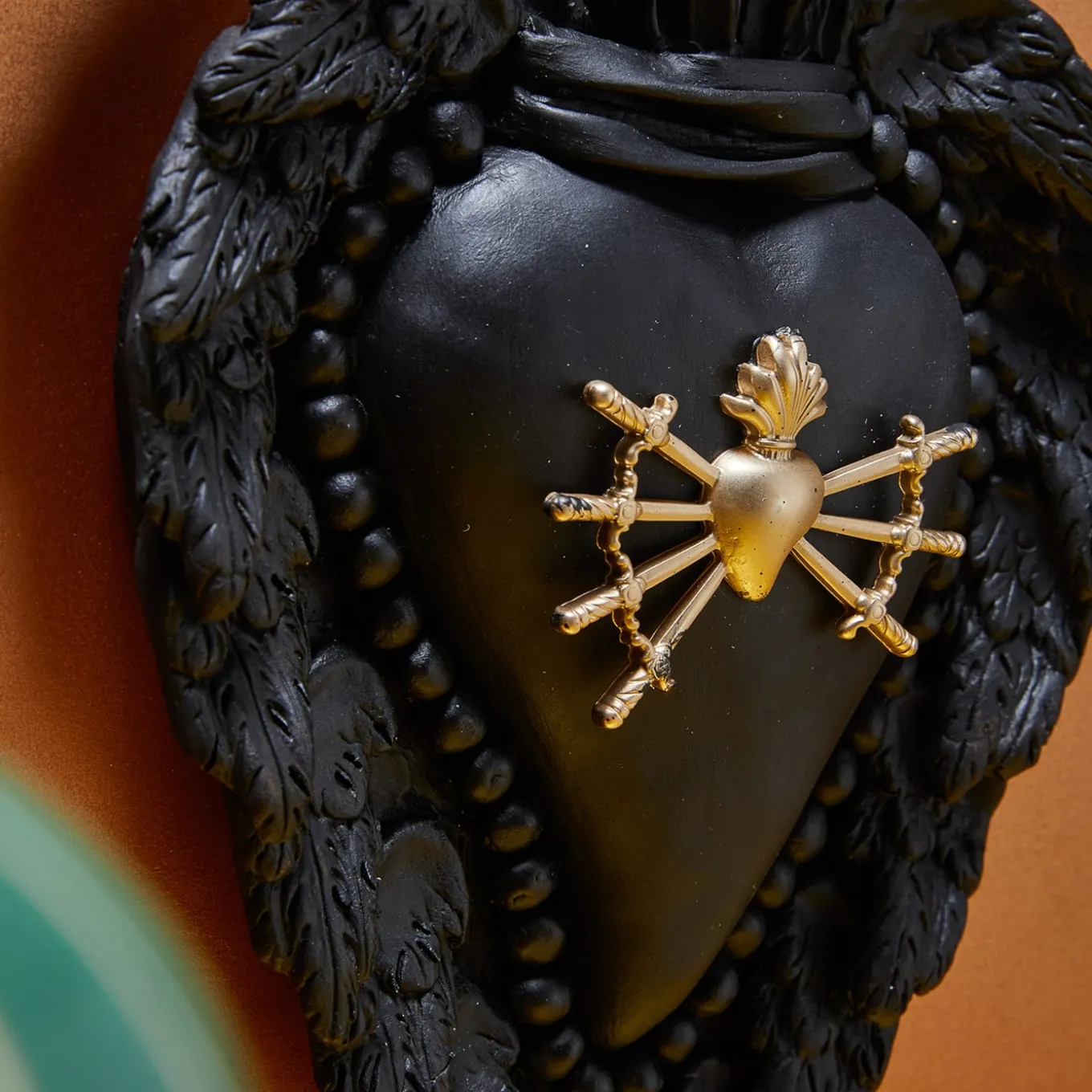 MATT ME HALF WAY BLACK CERAMIC HEART