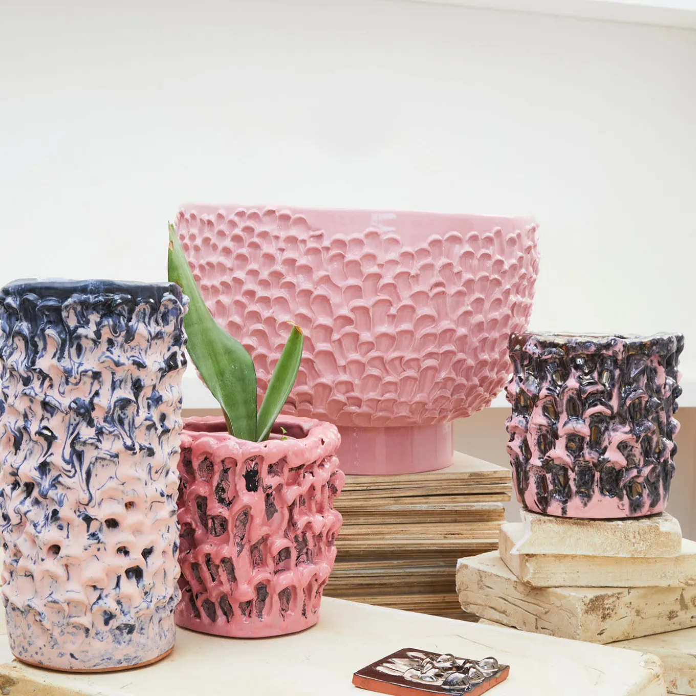 Onda Series Shiny Powder Pink Ceramic Centerpiece