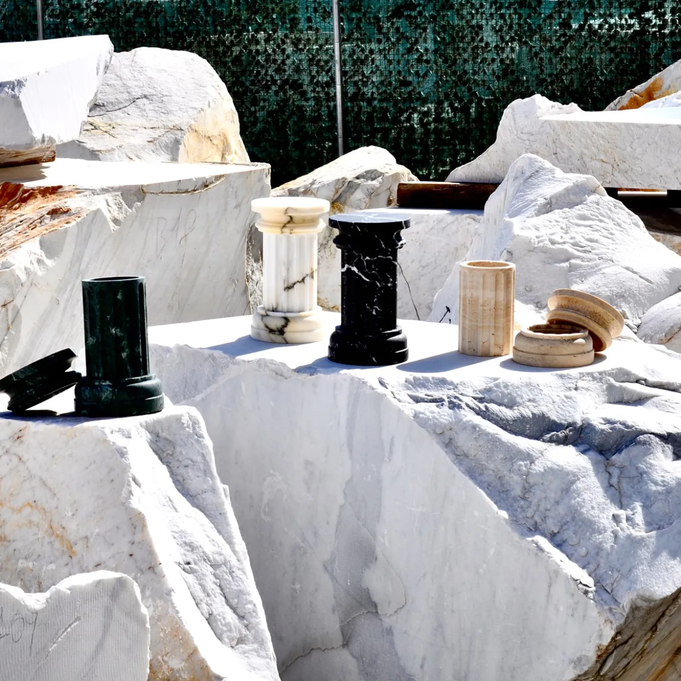 POR TAN TE Satin black Marquina marble Column Vase