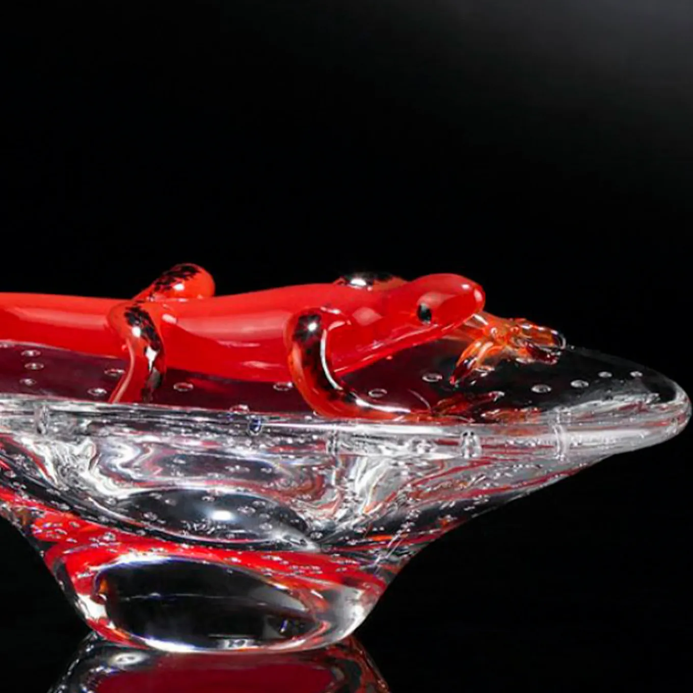 Round Bowl with Red Gecko