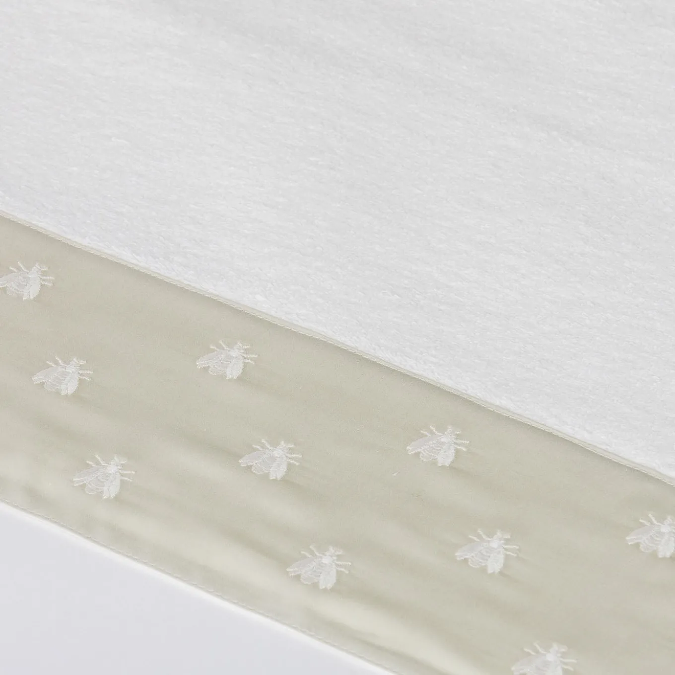 Set of 2 Api Ivory Satin Towels