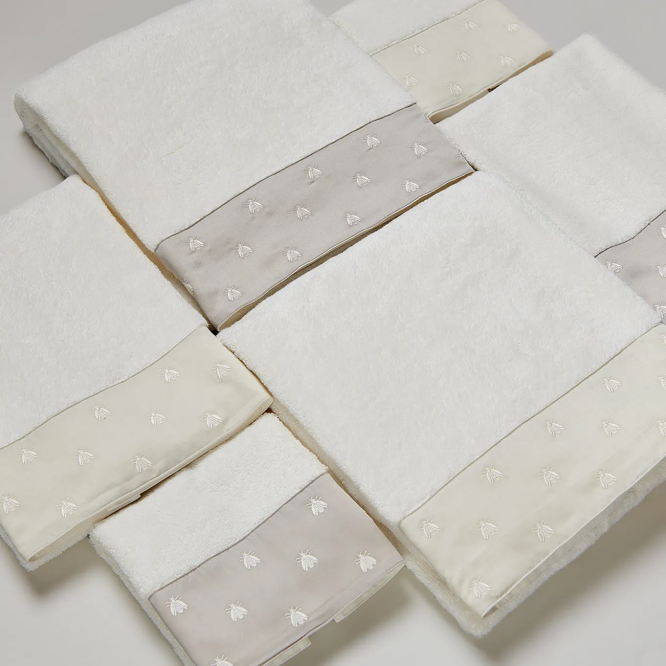 Set of 2 Api Ivory Satin Towels