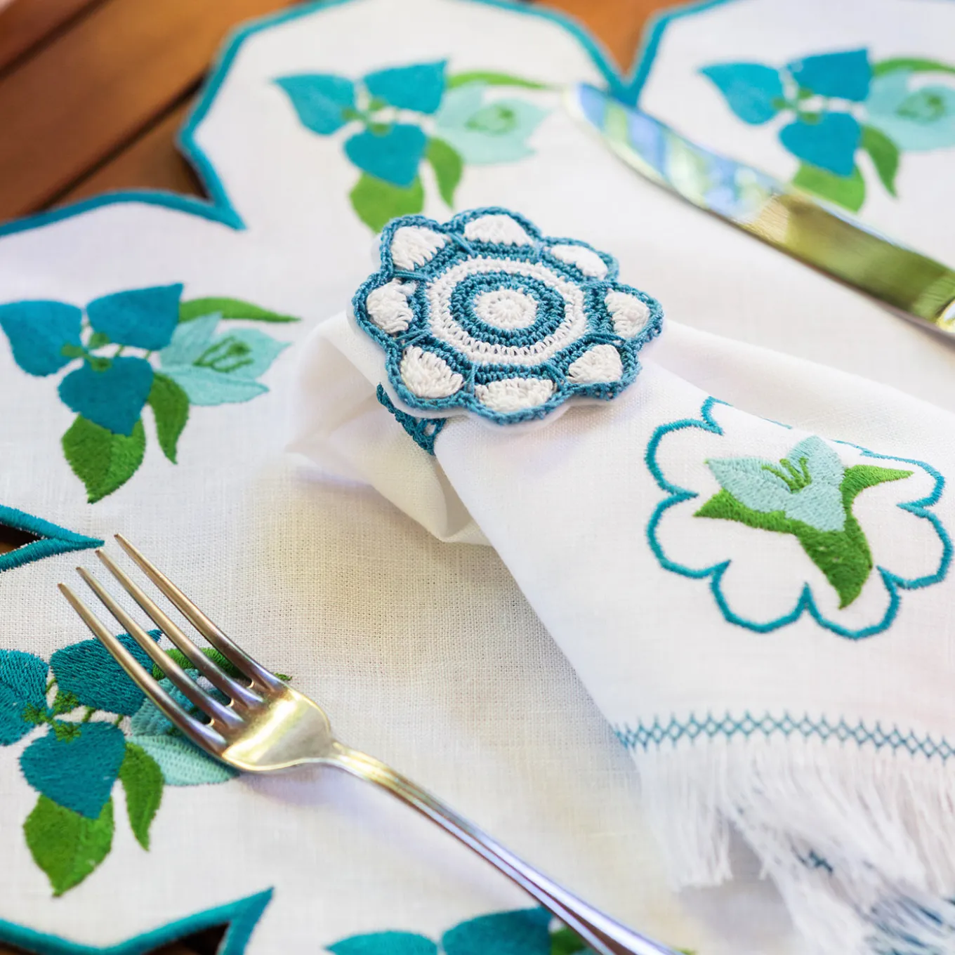 Set of 2 Bougainville Round White & Light Blue Linen Placemats