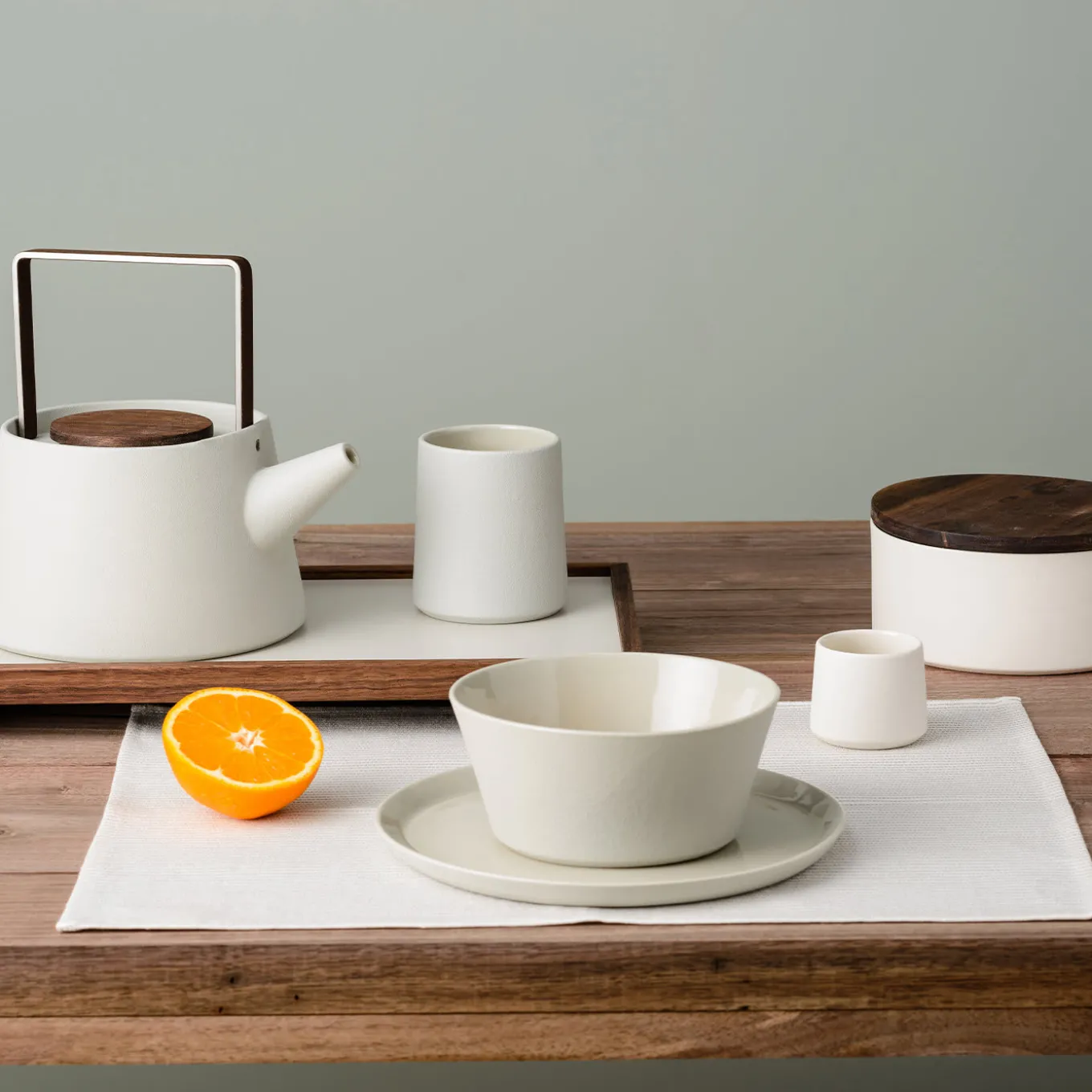 Set of 2 Round Ceramic Containers with Wooden Lid