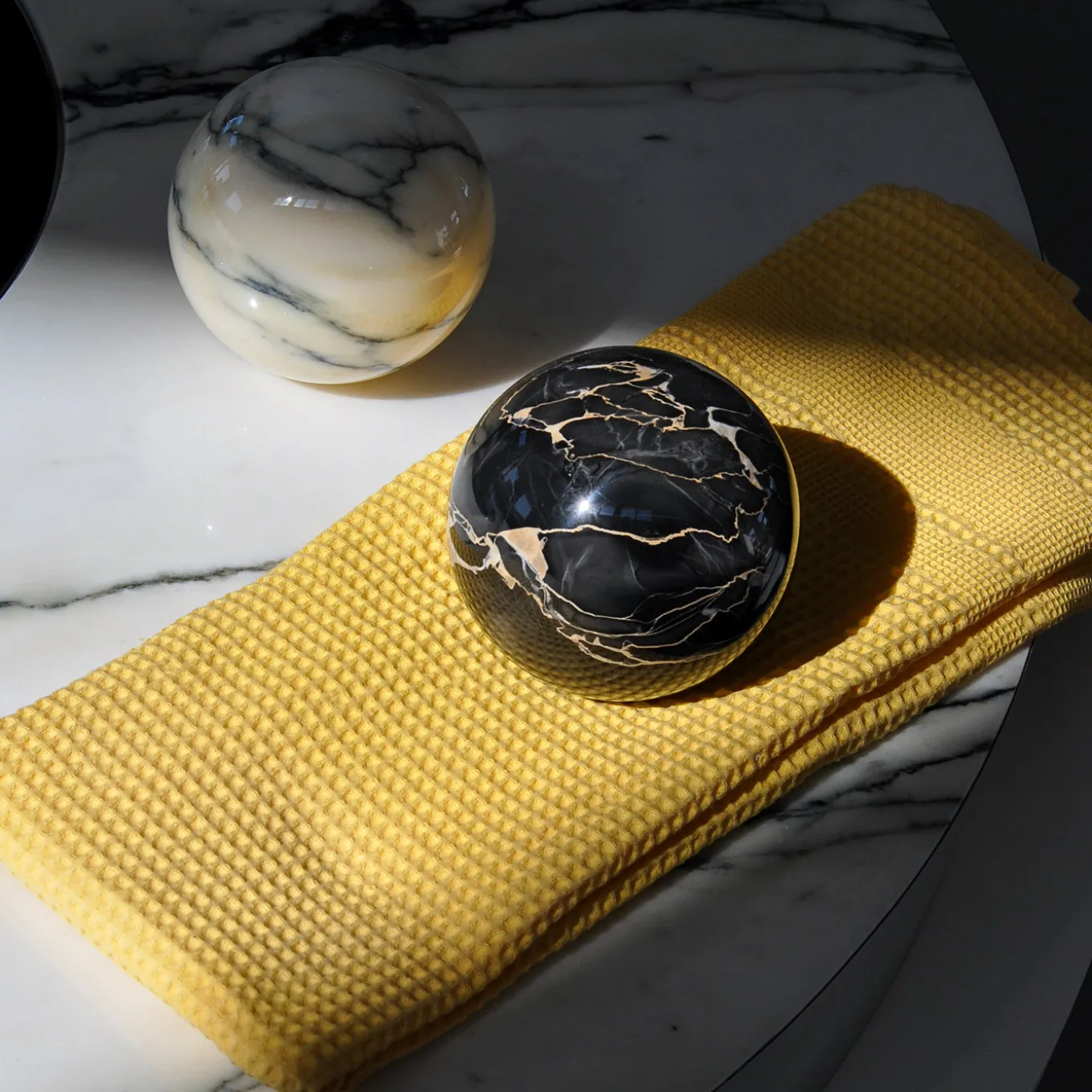 Small paperweight sphere in Portoro marble