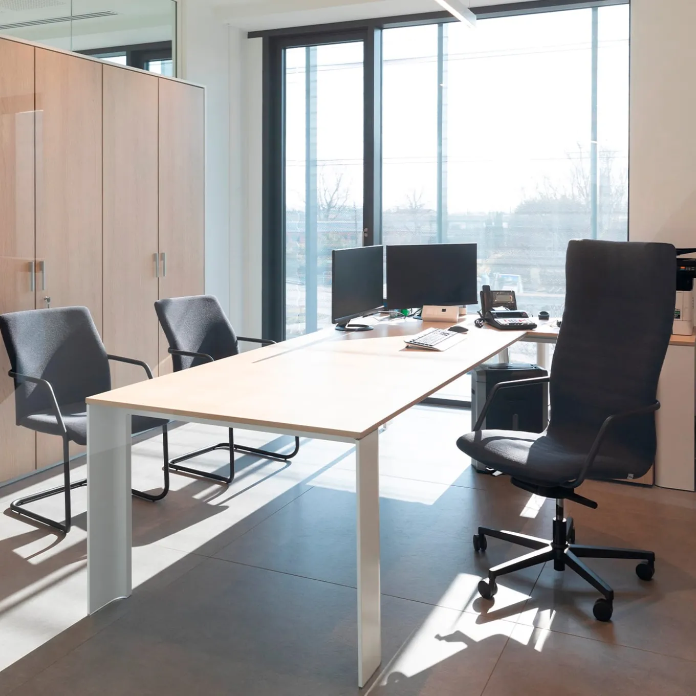 Tempo A Black Armchair