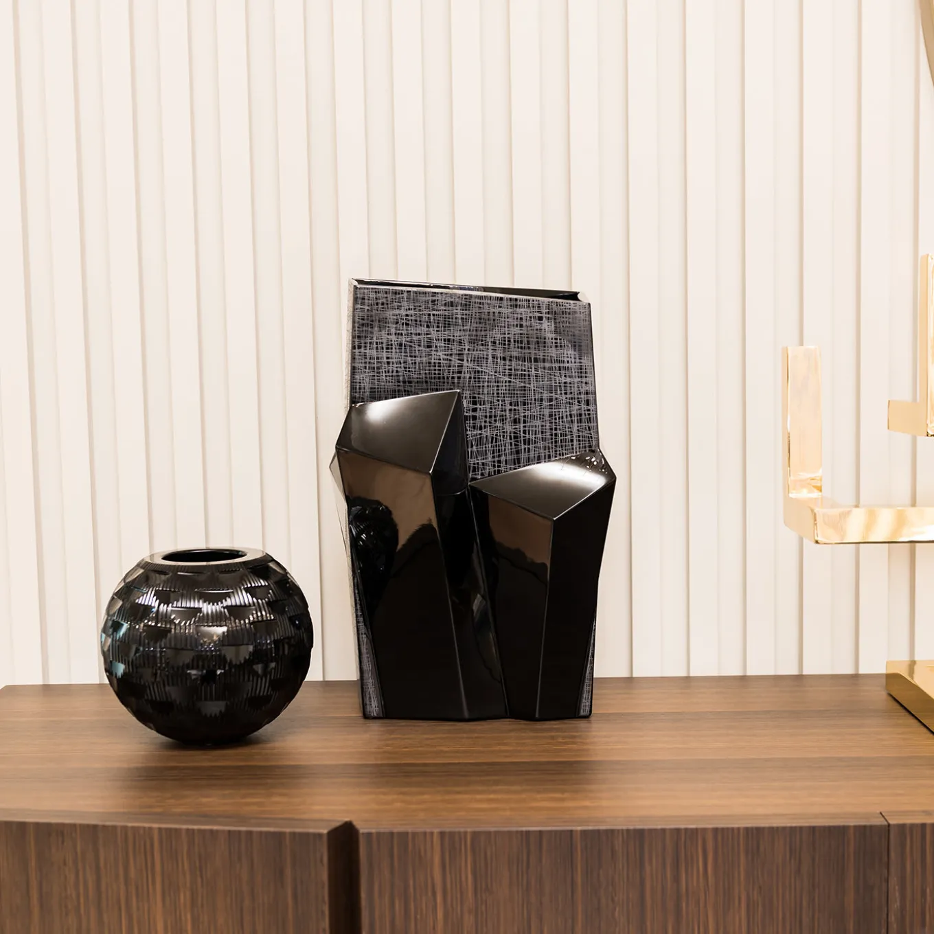 Tondo Doni Metropolis Black Vase