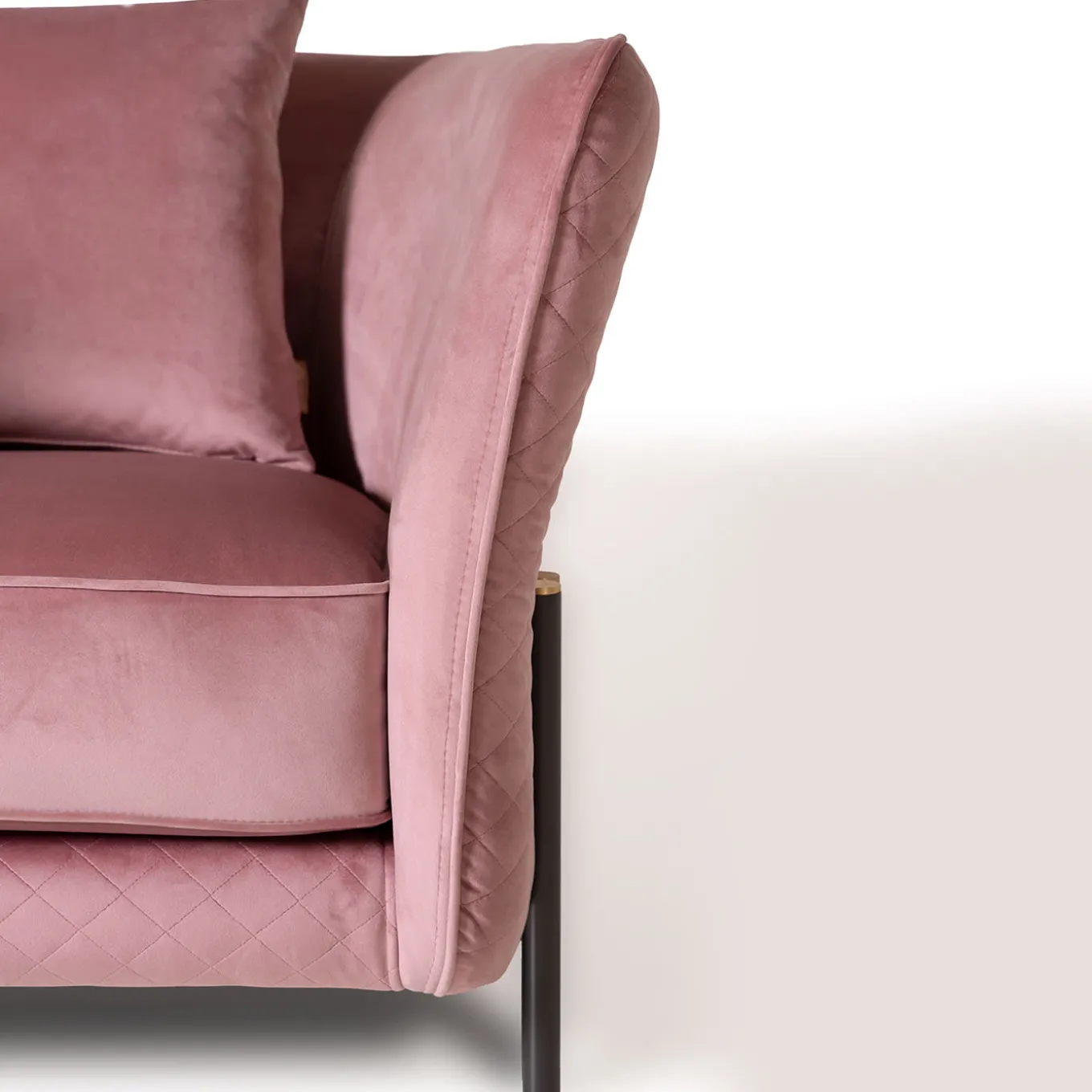 Universal pink velvet armchair