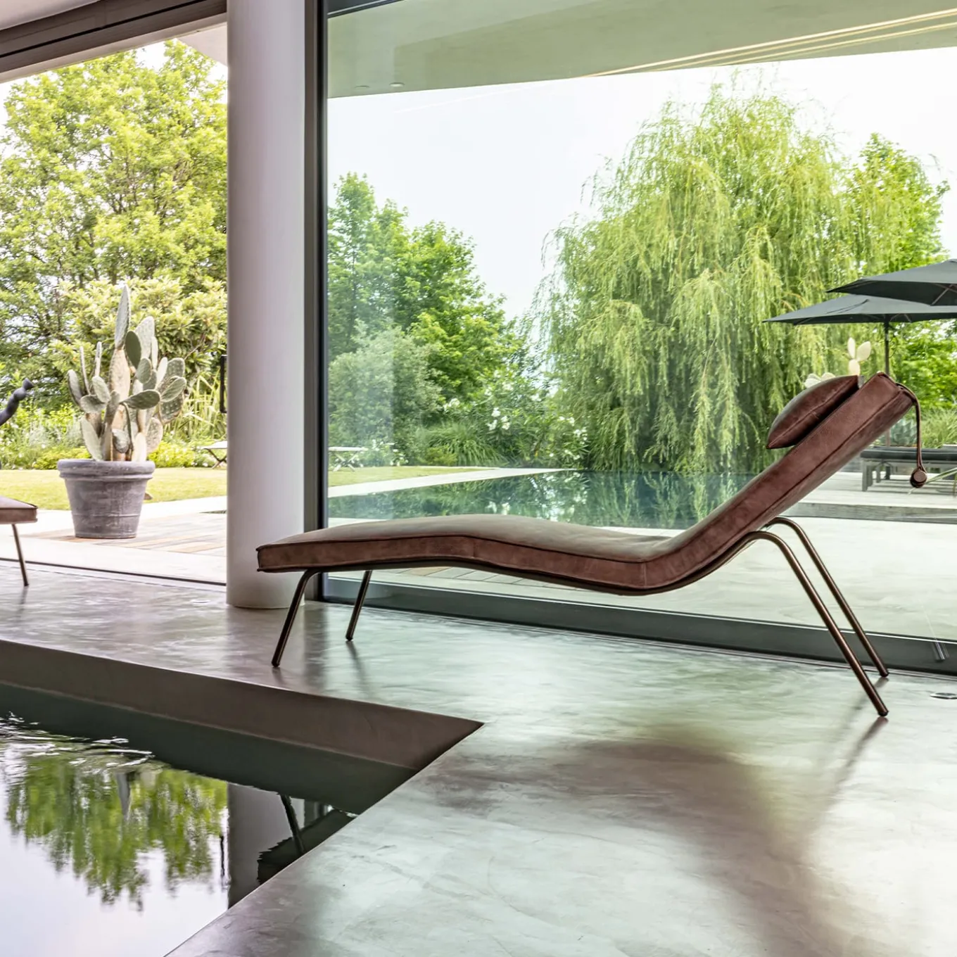 Vintage Brown Leather Chaise Longue